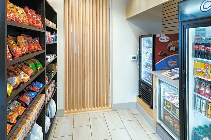 Holiday Inn Express & Suites - Medford
