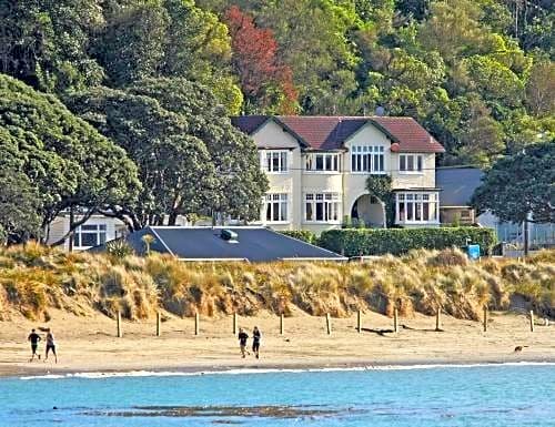 Beachfront Wellington Bed and Breakfast
