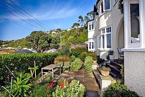 Beachfront Wellington Bed and Breakfast