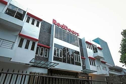 RedDoorz Plus near Plaza Blok M