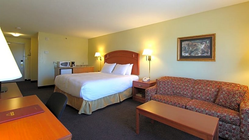 Days Inn & Suites by Wyndham Thompson Thicket Portage Airport Canada thumbnail