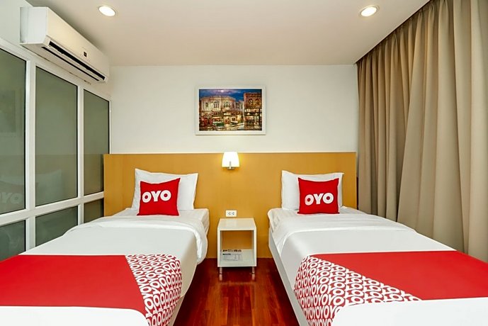 OYO 225 Premier Place Hotel