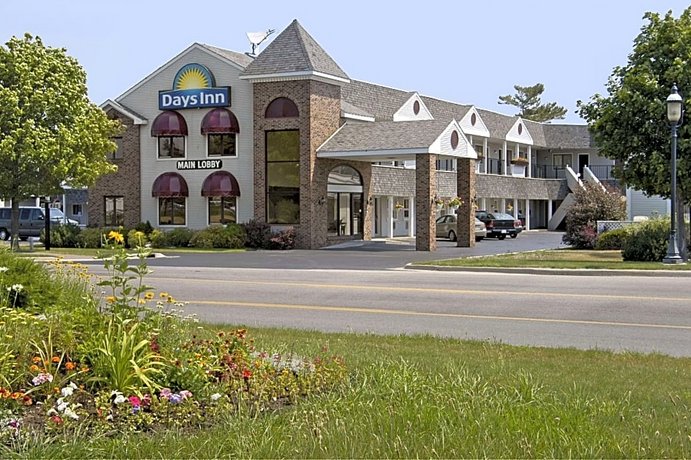 Days Inn by Wyndham Mackinaw City - Lakeview