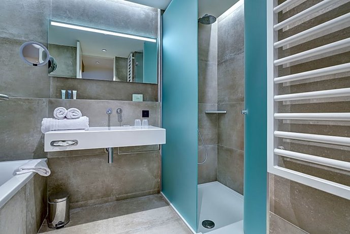 R hotel experiences