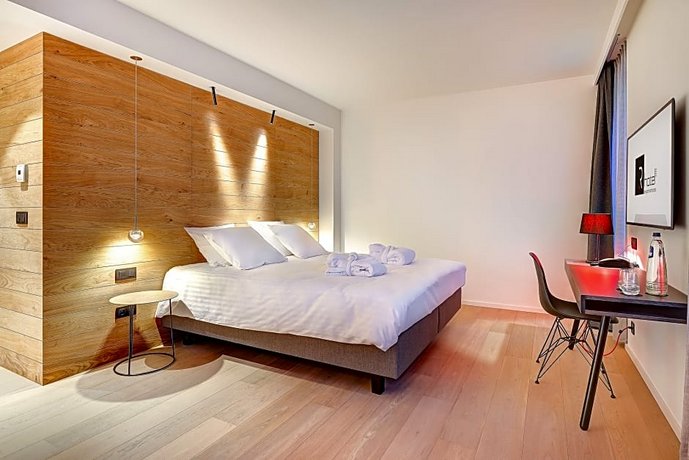 R hotel experiences