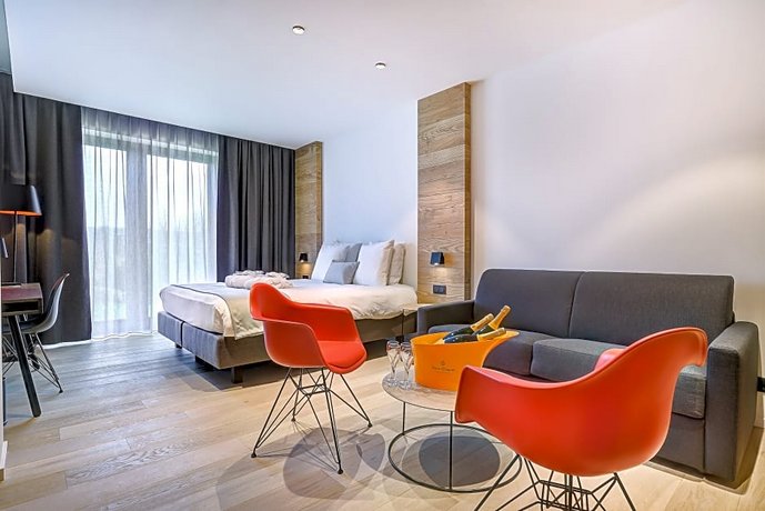 R hotel experiences