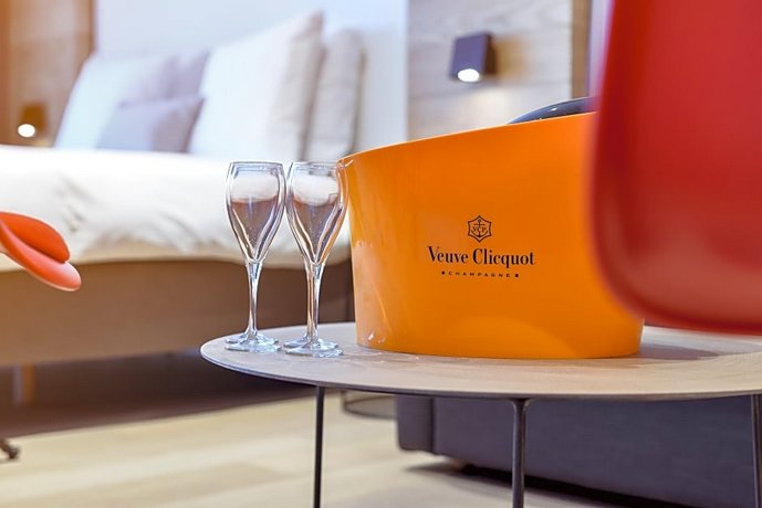 R hotel experiences