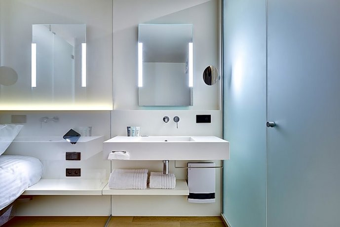 R hotel experiences