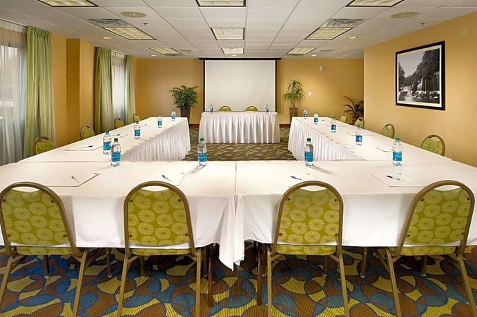 Holiday Inn Express Hotel & Suites Tullahoma