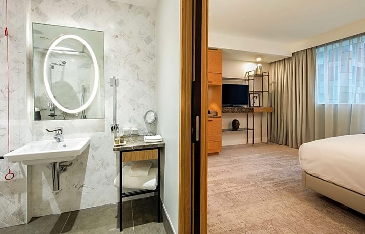 Lincoln Plaza London Curio Collection By Hilton