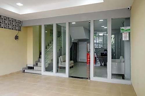 RedDoorz near Plaza Atrium Senen