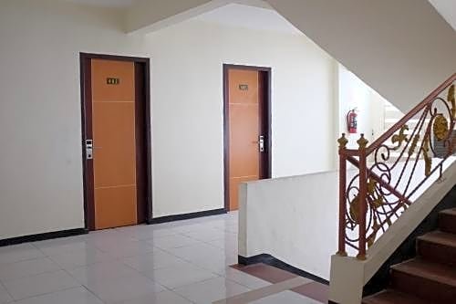 RedDoorz Plus near Senen