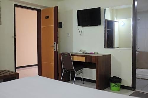 RedDoorz Plus near Senen