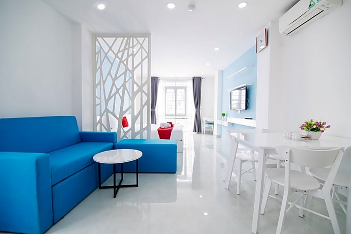 RedDoorz Plus near Nguyen Hue Street