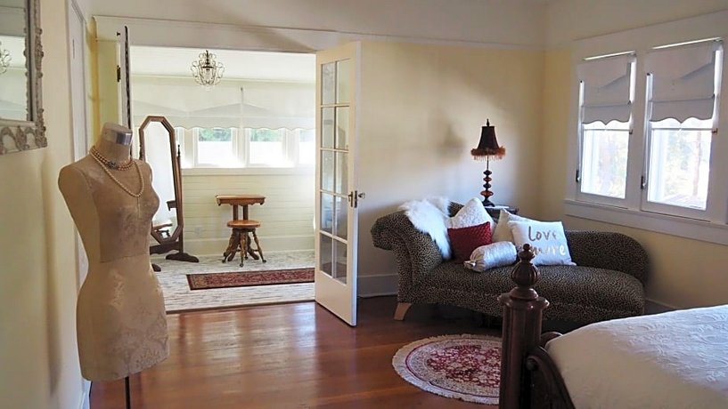 Lady Geneva Bed & Breakfast