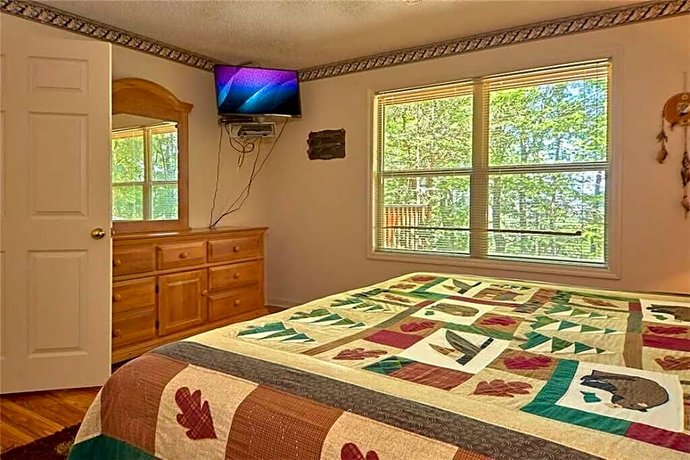 Mountain Hideaway- One-Bedroom Cabin