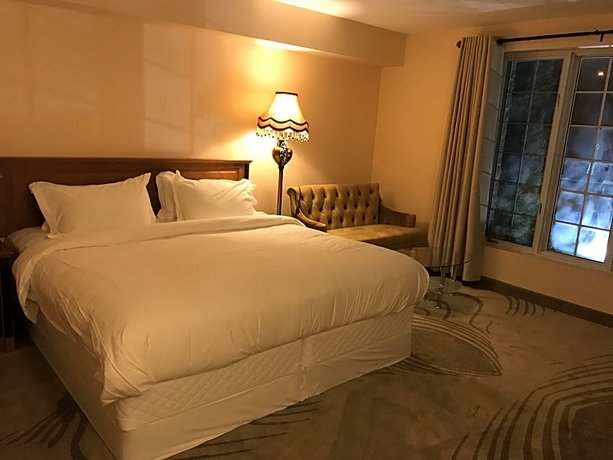 Fullerton Manor Inn