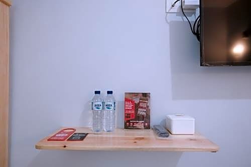 RedDoorz Syariah near Siloam Hospital Kebon Jeruk