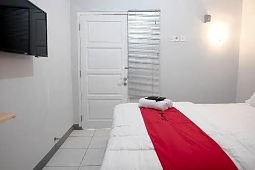 RedDoorz Syariah near Siloam Hospital Kebon Jeruk