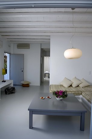 Kapetan Tasos Suites