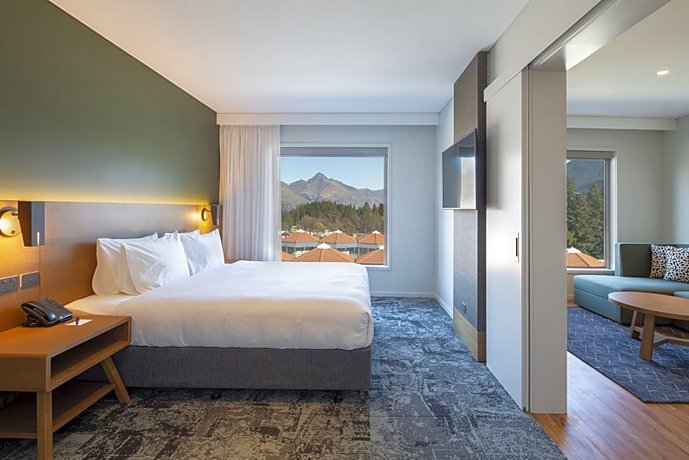 Holiday Inn Express & Suites Queenstown