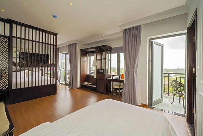 Eco Lux Riverside Hotel
