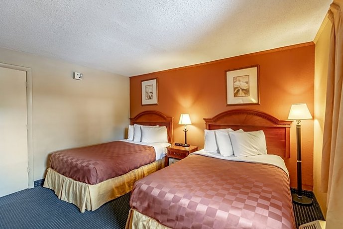Red Carpet Inn - Stamford