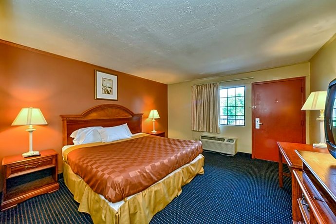 Red Carpet Inn - Stamford