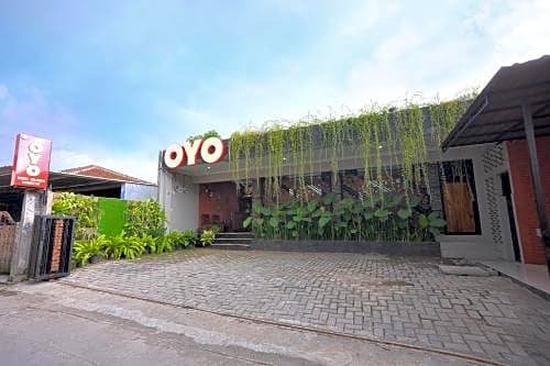 OYO 583 Royal Gejayan Homestay