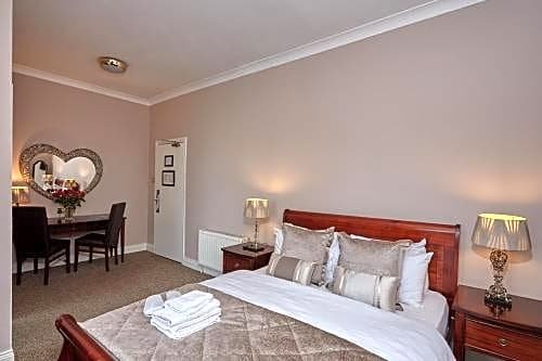 Uppercross House Hotel