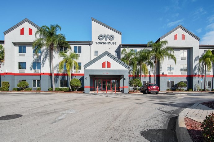 OYO Townhouse Orlando West