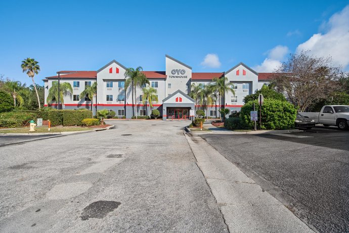 OYO Townhouse Orlando West