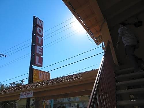 The Oaks Motel