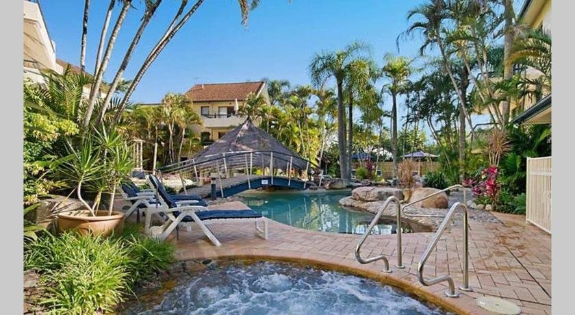 Haven on Noosa Hill - sunset views pools spa