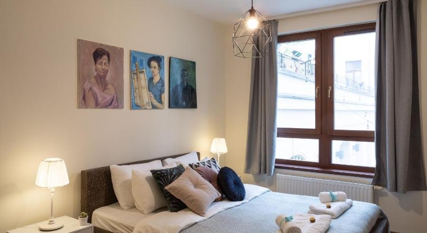 Artsy Design Apartment with Netflix & Balcony
