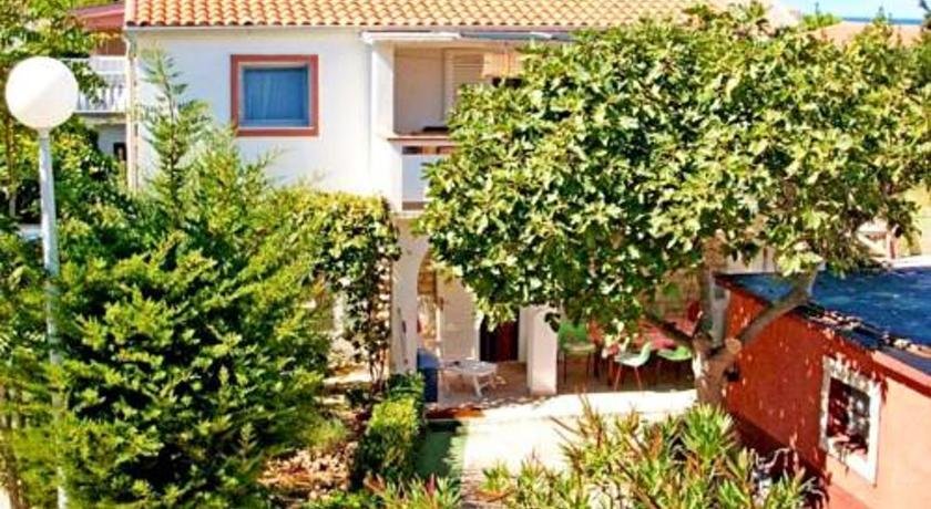 Apartment with 2 bedrooms in Vir with enclosed garden and WiFi 250 m from the beach Povljana