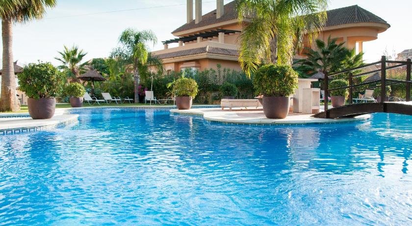 Aloha Hill Club Contemporary Apartment