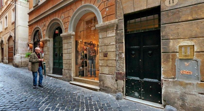 Pantheon charming apartment