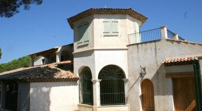 House with 5 bedrooms in Sainte Maxime with wonderful sea view furnished garden and WiFi 500 m from
