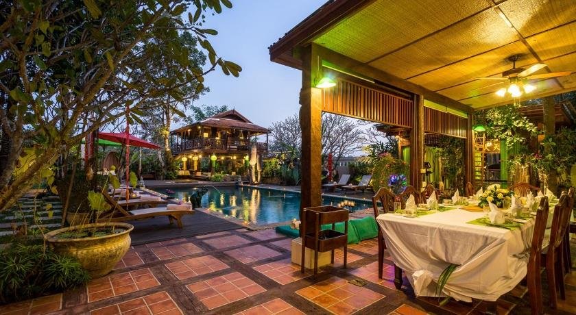 Riverside Exquisite Villa Living