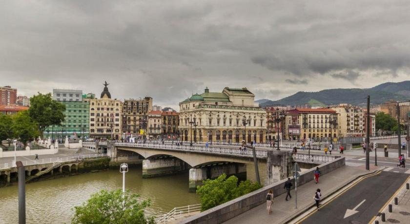 Piso Senorial con vistas a la ria by Urban Hosts