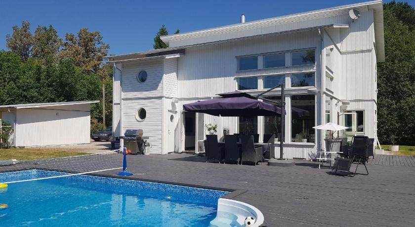 Exclusive villa with pool near Sthlm city and lake