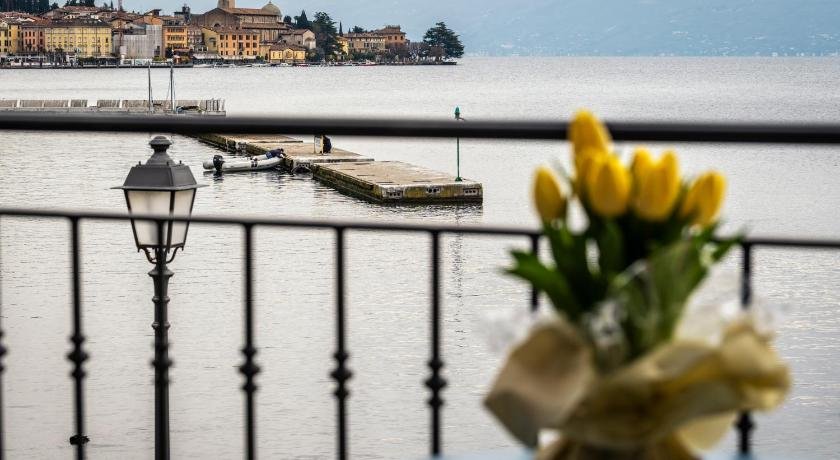 Casa Mari Fronte Lago