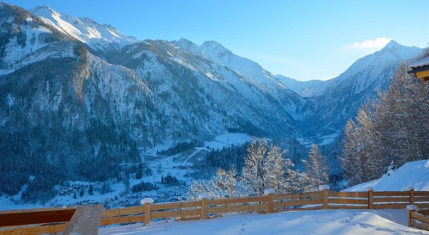 Ski-in / Ski-out Chalet Maiskogel 13a by Alpen Apartments
