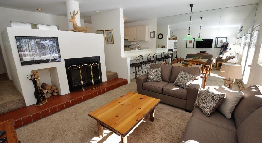 Cozy 1 Bedroom East Vail Condo 2C Shuttle Hot Tub and Market on Site