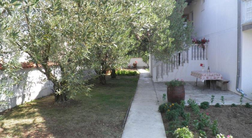Josini dvori