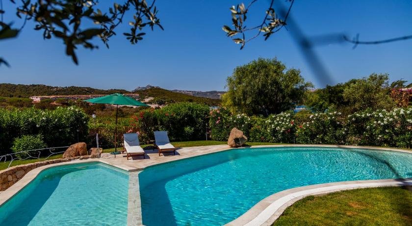 Villa con piscina immersa in un meraviglioso giardino - Wonderful Villa with pool and spacious garde