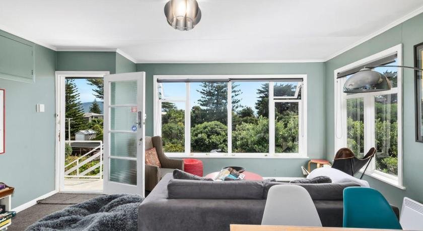 Seaside House - Waikanae Beach Bach