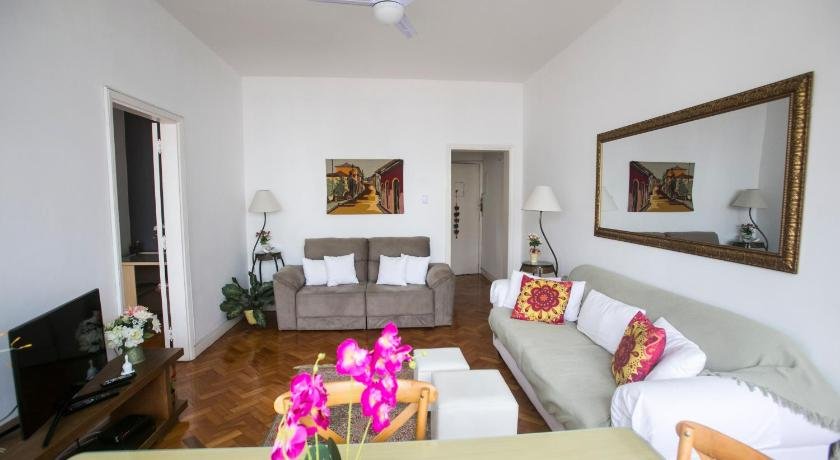 Quarto e sala espacoso no Leblon