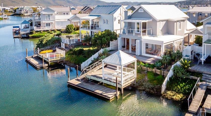 Easy canal living